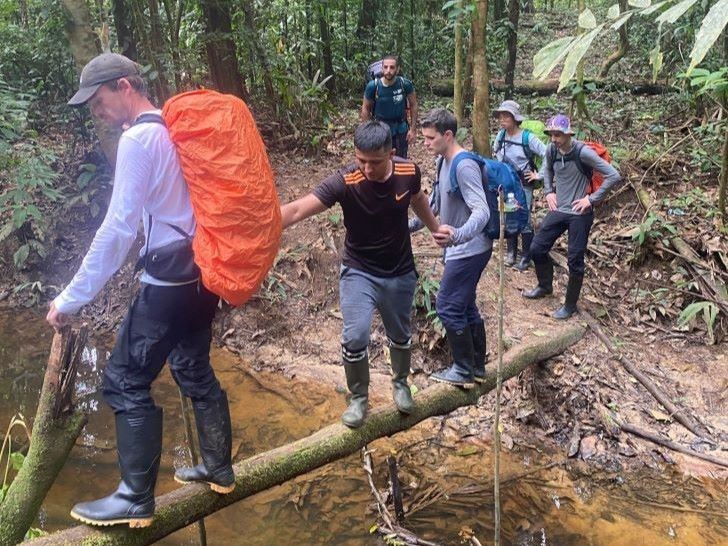 viajeros caminando por la selva del amazonas colombiano